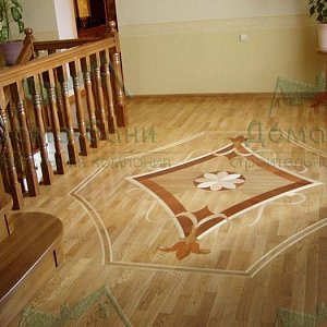 На втором этаже сделали рисунок на паркете